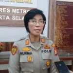 Kasubag Humas Polres Metro Jakarta Selatan, AKP Nurma Dewi memberikan keterangan pada awak media di Mapolres, pada Senin (5/8/2024), terkait kasus anak MP, 9, membawa mobil hingga kecelakaan di Kemang, Mampang Prapatan. Foto: Joesvicar Iqbal/ipol.id