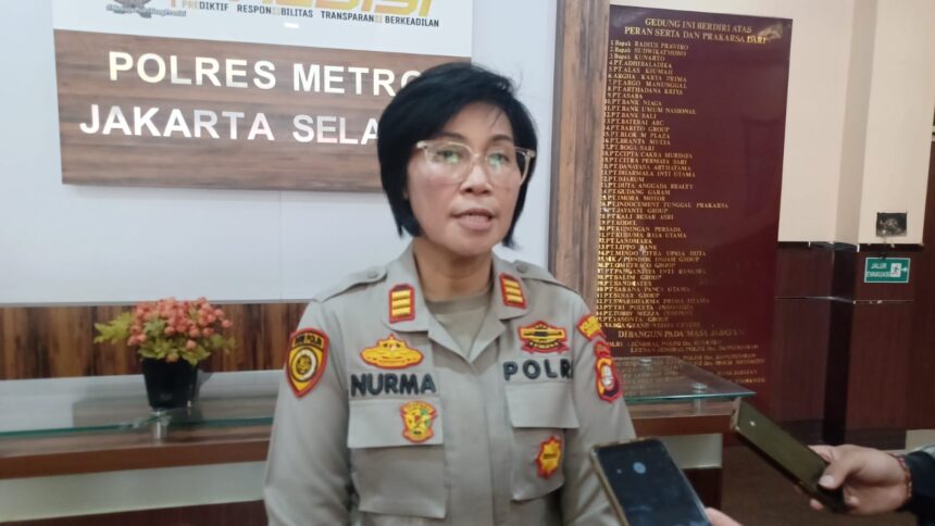 Kasubag Humas Polres Metro Jakarta Selatan, AKP Nurma Dewi memberikan keterangan pada awak media di Mapolres, pada Senin (5/8/2024), terkait kasus anak MP, 9, membawa mobil hingga kecelakaan di Kemang, Mampang Prapatan. Foto: Joesvicar Iqbal/ipol.id