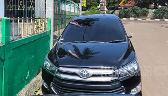 Barang bukti mobil Toyota Kijang Innova yang dua spionnya dicuri di kawasan Kampung Buaran Gowok, RT 10/RW 02, Cakung Timur, Cakung, Jakarta Timur, Selasa (6/8/2024). Foto: Ist