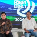 Ketua Umum PSSI Erick Thohir (kiri) saat memberikan sambutan di BRILian Center, Jakarta, Selasa (6/8/2024). Foto: Dok BRI