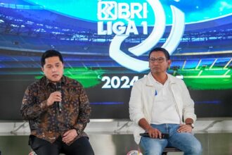 Ketua Umum PSSI Erick Thohir (kiri) saat memberikan sambutan di BRILian Center, Jakarta, Selasa (6/8/2024). Foto: Dok BRI