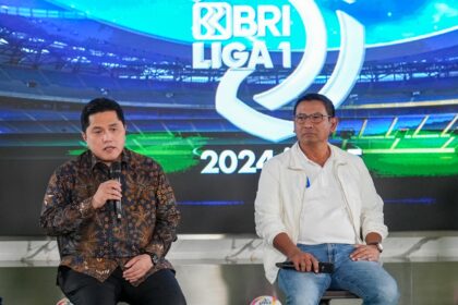 Ketua Umum PSSI Erick Thohir (kiri) saat memberikan sambutan di BRILian Center, Jakarta, Selasa (6/8/2024). Foto: Dok BRI