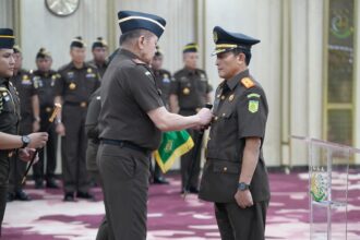 Jaksa Agung ST Burhanuddin saat melantik Rudi Margono sebagai Kepala Badan Pendidikan dan Pelatihan Kejaksaan RI menggantikan Tony T Spontana. Foto: Dok Kejaksaan Agung RI