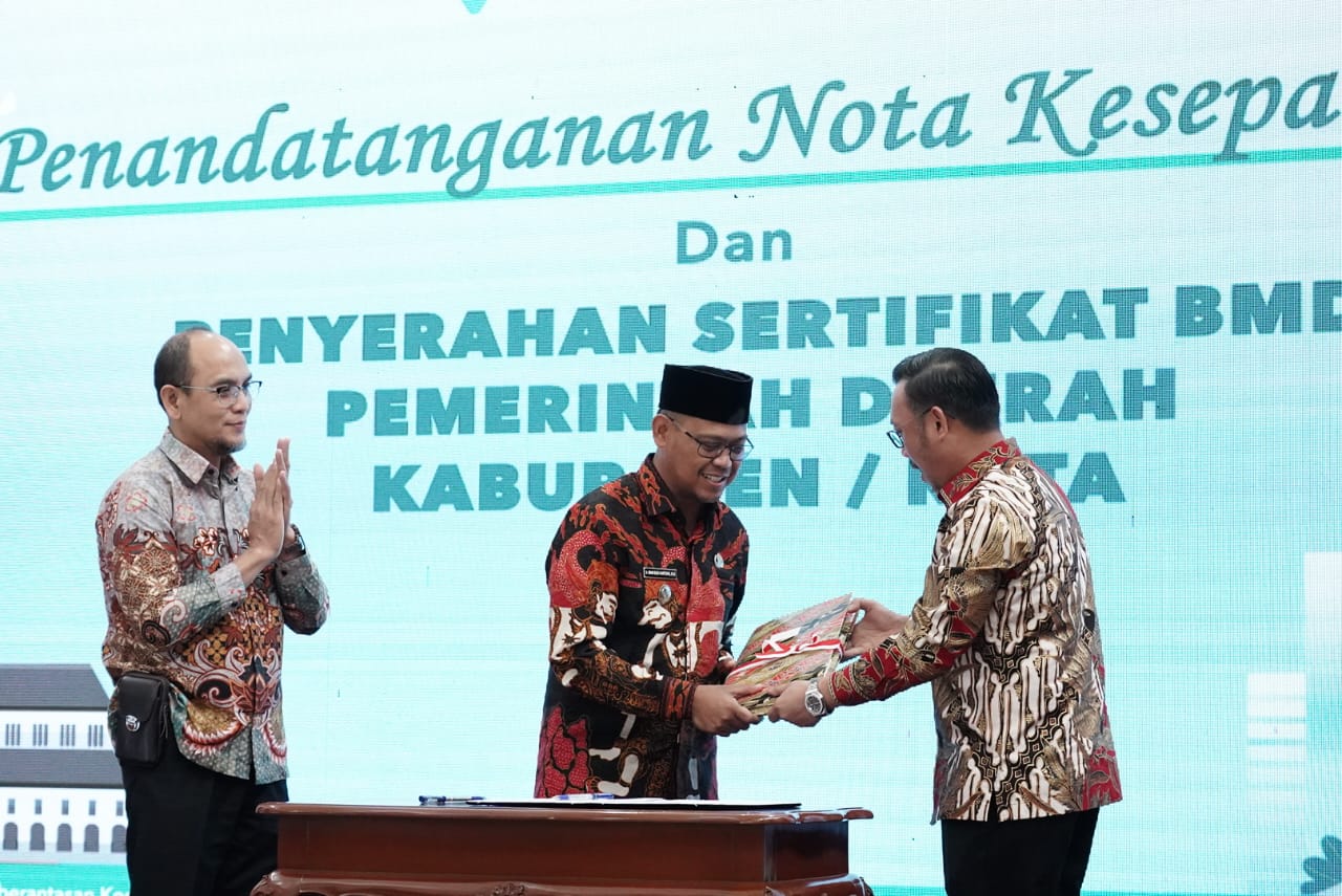 Caption: Penyerahan Piagam Penghargaan dari KPK kepada BPN Kota Depok dan Pemkot Depok atas pencapaian prestasi dalam mengamankan aset milik pemerintah daerah.