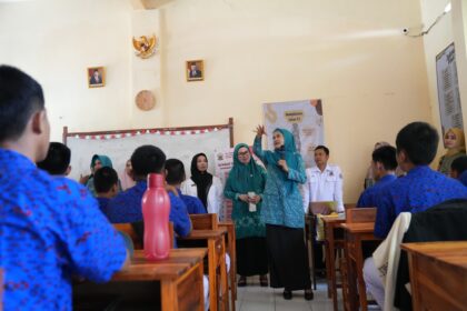 Ninuk Triyanti Zudan saat mengunjungi SMAN 14. Foto: dok humas