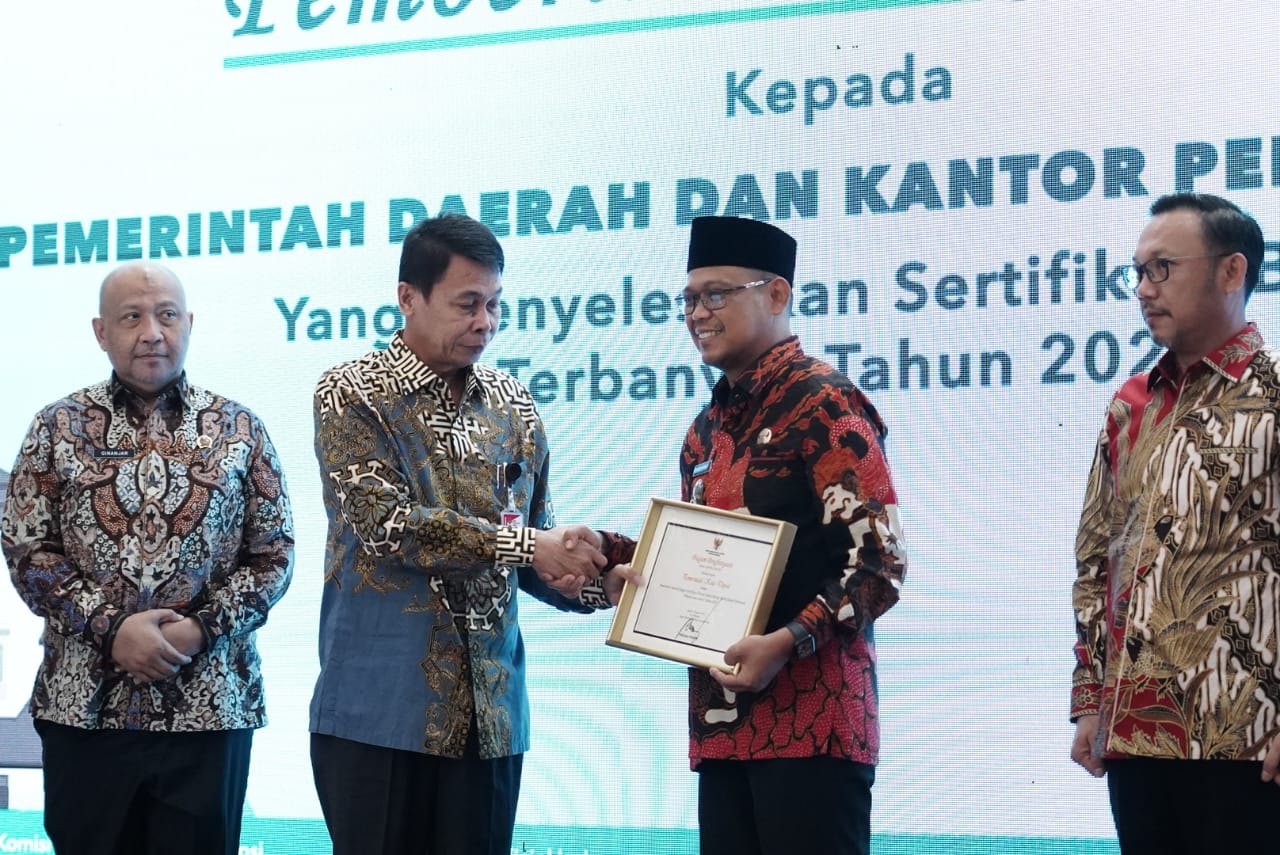 Caption: Penyerahan Piagam Penghargaan dari KPK kepada BPN Kota Depok dan Pemkot Depok atas pencapaian prestasi dalam mengamankan aset milik pemerintah daerah.