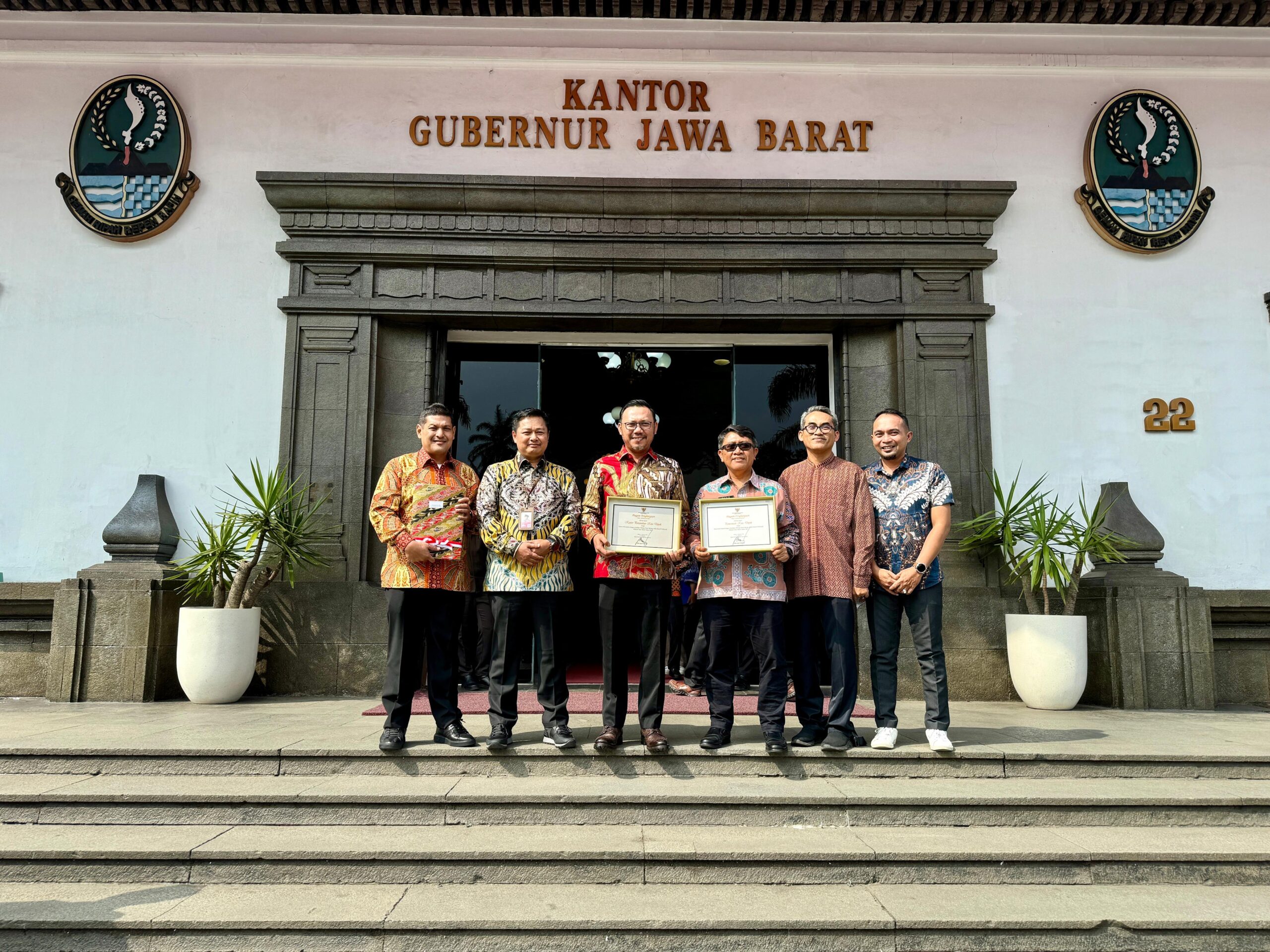 Caption: Penyerahan Piagam Penghargaan dari KPK kepada BPN Kota Depok dan Pemkot Depok atas pencapaian prestasi dalam mengamankan aset milik pemerintah daerah.