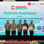 Caption: Penyerahan Piagam Penghargaan dari KPK kepada BPN Kota Depok dan Pemkot Depok atas pencapaian prestasi dalam mengamankan aset milik pemerintah daerah.