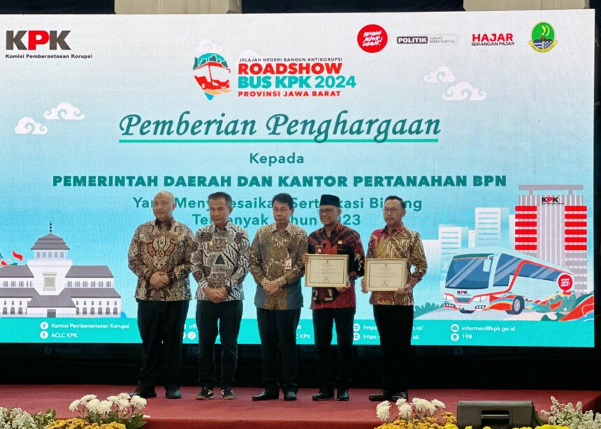 Caption: Penyerahan Piagam Penghargaan dari KPK kepada BPN Kota Depok dan Pemkot Depok atas pencapaian prestasi dalam mengamankan aset milik pemerintah daerah.