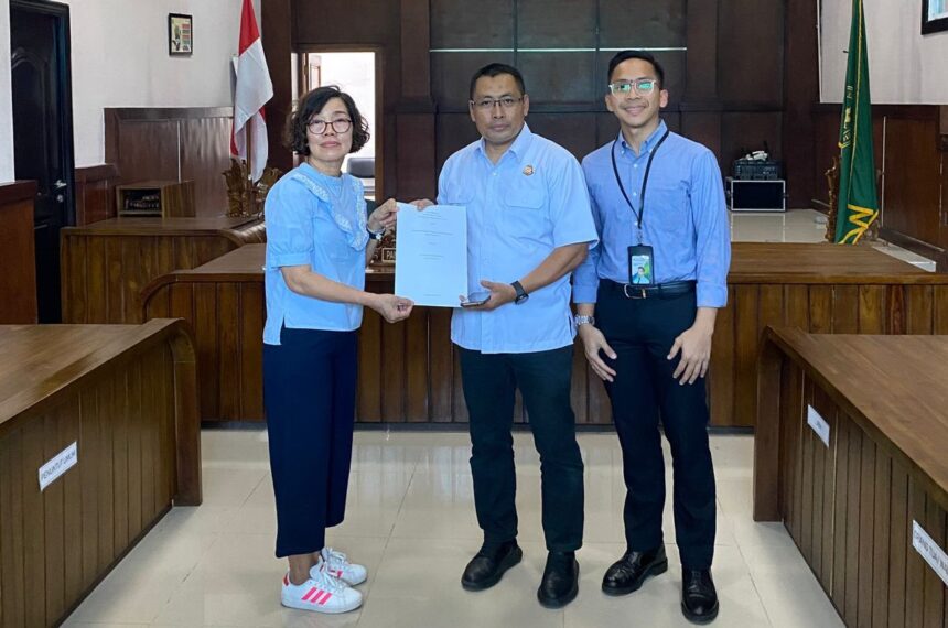 Tim Kejaksaan Negeri (Kejari) Jakarta Utara selaku jaksa pengacara negara (JPN) melakukan gugatan sederhana terhadap perusahaan tutup botol plastik berinisial PT AS karena menunggak iuran BPJS Ketenagakerjaan. Sidang gugatan sederhana tersebut berlangsung di Pengadilan Negeri (PN) Jakarta Utara.