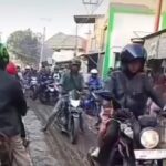 Terlihat pengendara motor nekat trobos jalan cor. Foto: IG, @infobdgbaratcimahi (tangkap layar)