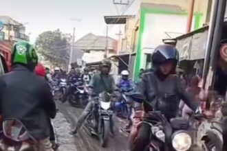 Terlihat pengendara motor nekat trobos jalan cor. Foto: IG, @infobdgbaratcimahi (tangkap layar)