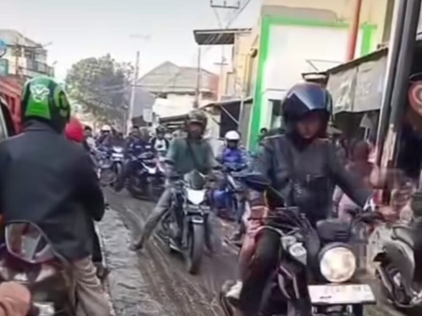 Terlihat pengendara motor nekat trobos jalan cor. Foto: IG, @infobdgbaratcimahi (tangkap layar)