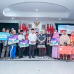 Direksi Bank DKI saat menyakurkan Bansos pada warga Pulau Seribu.(foto dok Bank DKI)