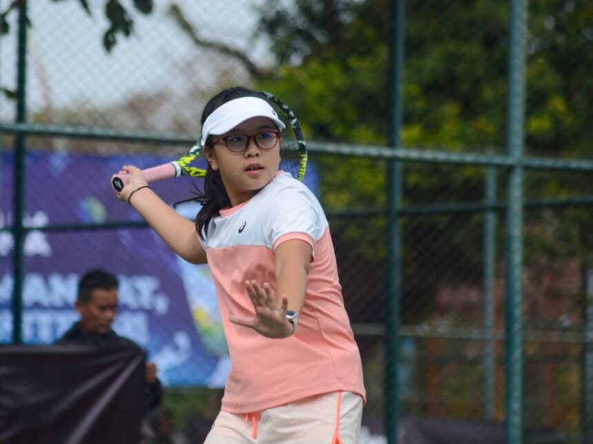 Petenis Jakarta, Mischka Sinclaire Goenadi, memertahankan gelarnya dalam KU 18 tahun Ultra Milk Next Gen Tennis Cup, Rabu, 7 Agustus 2024. Pada final tunggal putri di Lapangan Stadion Gajayana, Malang, belia 15 tahun ini memenangkan duel sekota atas Marvena Maulida, 6-2, 6-0.