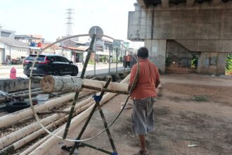 Pedagang menjajakan sejumlah batang pohon pinang yang dijual untuk perlombaan 17 Agustus-an di Jalan Raya Kalimalang, Kelurahan Cipinang Melayu, Kecamatan Makasar, Jakarta Timur, Jumat (9/8/2024) siang. Foto: Ist