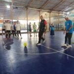 Kepala Biro Hubungan Masyarakat (Karo Humas) dan Umum Kementerian Pemuda dan Olahraga, Ferry Hadju didampingi CEO ipol.id, M Solihin, melakukan kick off membuka Festival Turnamen Futsal IPOL Cup Ke-2 di Lapangan Tibi Futsal, Jalan Tanjung Barat Raya, Poltangan, Pasar Minggu, Jakarta Selatan, Minggu (11/8/2024). Foto: Joesvicar Iqbal/ipol.id