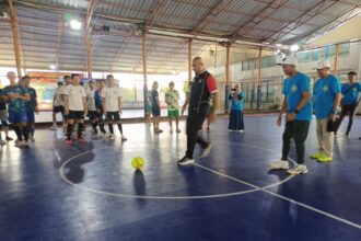 Kepala Biro Hubungan Masyarakat (Karo Humas) dan Umum Kementerian Pemuda dan Olahraga, Ferry Hadju didampingi CEO ipol.id, M Solihin, melakukan kick off membuka Festival Turnamen Futsal IPOL Cup Ke-2 di Lapangan Tibi Futsal, Jalan Tanjung Barat Raya, Poltangan, Pasar Minggu, Jakarta Selatan, Minggu (11/8/2024). Foto: Joesvicar Iqbal/ipol.id