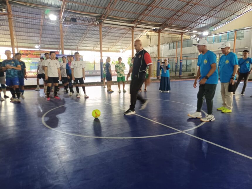 Kepala Biro Hubungan Masyarakat (Karo Humas) dan Umum Kementerian Pemuda dan Olahraga, Ferry Hadju didampingi CEO ipol.id, M Solihin, melakukan kick off membuka Festival Turnamen Futsal IPOL Cup Ke-2 di Lapangan Tibi Futsal, Jalan Tanjung Barat Raya, Poltangan, Pasar Minggu, Jakarta Selatan, Minggu (11/8/2024). Foto: Joesvicar Iqbal/ipol.id