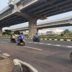 Kawasan Kalimalang (aliran kali), Cipinang Melayu, Makasar, Jakarta Timur, setiap tahunnya menggelar perlombaan panjat pinang. Foto: Joesvicar Iqbal/dok/ipol.id