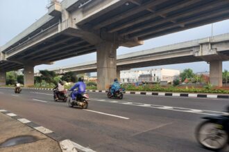 Kawasan Kalimalang (aliran kali), Cipinang Melayu, Makasar, Jakarta Timur, setiap tahunnya menggelar perlombaan panjat pinang. Foto: Joesvicar Iqbal/dok/ipol.id