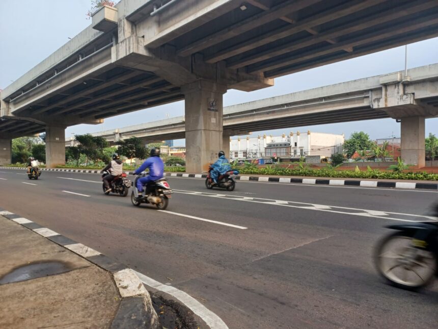 Kawasan Kalimalang (aliran kali), Cipinang Melayu, Makasar, Jakarta Timur, setiap tahunnya menggelar perlombaan panjat pinang. Foto: Joesvicar Iqbal/dok/ipol.id