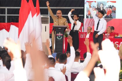 Prof Zudan di tengah mahasiswa Unhas. Foto: dok humas