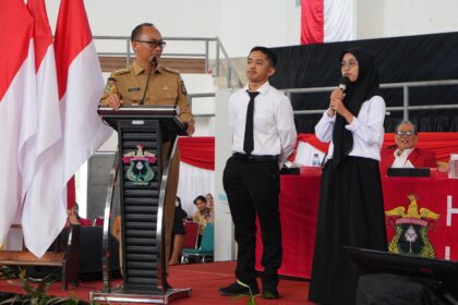 Prof Zudan saat berdialog bersama mahasiswa baru Unhas. Foto: dok humas