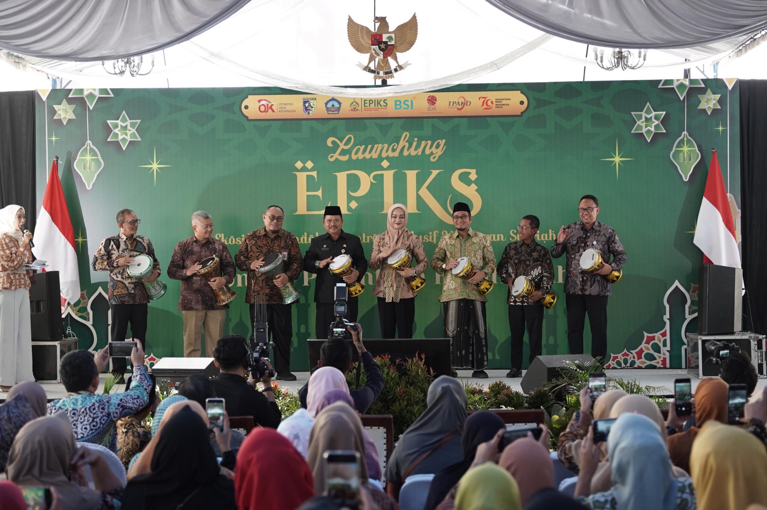 Peluncuran EPIKS digelar di Pondok Pesantren Futuhiyyah Mranggen, Demak, Senin yang dihadiri Kepala Eksekutif Pengawas Perilaku Pelaku Usaha Jasa Keuangan, Edukasi, dan Pelindungan Konsumen OJK Friderica Widyasari Dewi bersama dengan Anggota Badan Supervisi OJK Mohammad Jufrin, Asisten Perekonomian dan Pembangunan Setda Kab. Demak Musyafak, dan perwakilan dari pimpinan Pelaku Usaha Jasa Keuangan (PUJK) di wilayah Jawa Tengah serta perwakilan Forkopimda Kabupaten Demak.