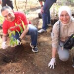 Direktur Utama Infomedia Eddy Sofryano (Kiri) dan Kepala Bidang PTN Wilayah III TNGGP Susanti (Kanan) saat melakukan penanaman pohon pada acara penanaman 1.000 pohon di Taman Nasional Gede Pangrango (TNGGP), beberapa waktu lalu. Foto: Telkom Indonesia