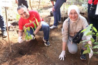 Direktur Utama Infomedia Eddy Sofryano (Kiri) dan Kepala Bidang PTN Wilayah III TNGGP Susanti (Kanan) saat melakukan penanaman pohon pada acara penanaman 1.000 pohon di Taman Nasional Gede Pangrango (TNGGP), beberapa waktu lalu. Foto: Telkom Indonesia