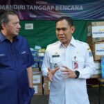 Bank Mandiri melalui program Tanggung Jawab Sosial Lingkungan (TJSL) atau CSR, menunjukkan komitmennya dalam membantu masyarakat yang terdampak bencana kebakaran di Manggarai, Jakarta Selatan. Foto: Dok Bank Mandiri