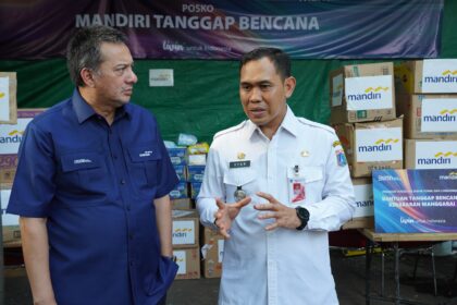 Bank Mandiri melalui program Tanggung Jawab Sosial Lingkungan (TJSL) atau CSR, menunjukkan komitmennya dalam membantu masyarakat yang terdampak bencana kebakaran di Manggarai, Jakarta Selatan. Foto: Dok Bank Mandiri