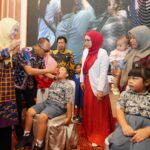 Pj Gubernur Sulsel saat memberi vaksin polio. Foto: dok humas