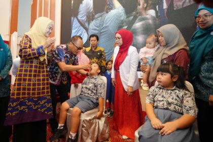 Pj Gubernur Sulsel saat memberi vaksin polio. Foto: dok humas