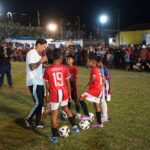 Bintang sepak bola, Irfan Bachdim saat memberikan _coaching clinic_ kepada anak-anak Kecamatan Jembrana di Lapangan Desa Manistutu, Jembrana, Bali. Foto: Dok PLN