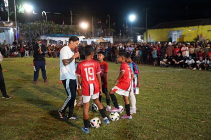 Bintang sepak bola, Irfan Bachdim saat memberikan _coaching clinic_ kepada anak-anak Kecamatan Jembrana di Lapangan Desa Manistutu, Jembrana, Bali. Foto: Dok PLN