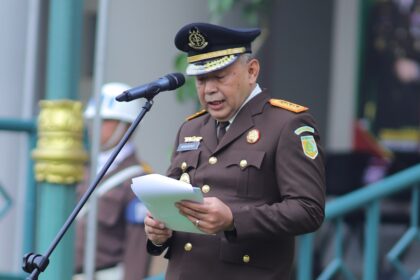 Mewakili Jaksa Agung ST Burhanuddin, Wakil Jaksa Agung Feri Wibisono Wakil Jaksa Agung Feri Wibisono sampaikan amanat dalam upacara HUT Kemerdekaan ke-79 RI, di Lapangan Utama Kejaksaan Agung, Jakarta, Sabtu (17/8/2024). Foto: Puspenkum Kejaksaan Agung