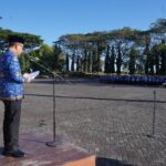 Sekretaris Daerah Provinsi Sulsel Jufri Rahman bertindak selaku Inspektur Upacara (Irup) yang dilaksanakan di lapangan kantor gubernur Sulsel, Sabtu (17/8/2024). Foto: Pemprov Sulsel