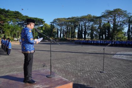 Sekretaris Daerah Provinsi Sulsel Jufri Rahman bertindak selaku Inspektur Upacara (Irup) yang dilaksanakan di lapangan kantor gubernur Sulsel, Sabtu (17/8/2024). Foto: Pemprov Sulsel