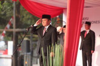 Wakil Ketua Dewan Komisioner OJK Mirza Adityaswara pada upacara peringatan Kemerdekaan RI ke-79 yang digelar OJK di Lapangan Banteng, Jakarta, Sabtu. Foto: OJK