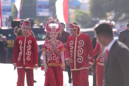 Pj Gubernur Sulbar, Bahtiar Baharuddin bersama istri dan anaknya saat menghadiri upacara HUT RI ke-79 tahun, Sabtu (17/8/2024). Foto: Pemprov Sulbar