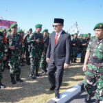 Sekda Prov Sulsel, Jufri Rahman saat memeriksa barisan pasukan satgas Yonzipur. Foto: dok humas