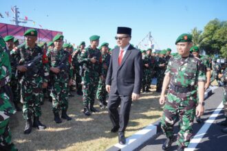 Sekda Prov Sulsel, Jufri Rahman saat memeriksa barisan pasukan satgas Yonzipur. Foto: dok humas