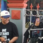 Angelita Margaretha Manik mengenakan kaos bertulis 'We Stand For Jessica', rela bertolak dari Bogor, Jawa Barat, sambut Jessica Kumala Wongso yang bebas bersyarat di Lapas Pondok Bambu, Jakarta Timur, Minggu (18/8/2024) pagi. Foto: Ist