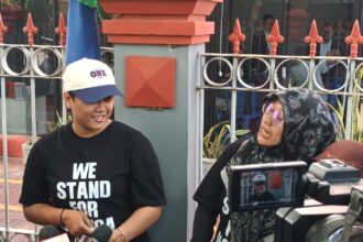 Angelita Margaretha Manik mengenakan kaos bertulis 'We Stand For Jessica', rela bertolak dari Bogor, Jawa Barat, sambut Jessica Kumala Wongso yang bebas bersyarat di Lapas Pondok Bambu, Jakarta Timur, Minggu (18/8/2024) pagi. Foto: Ist