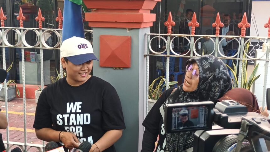 Angelita Margaretha Manik mengenakan kaos bertulis 'We Stand For Jessica', rela bertolak dari Bogor, Jawa Barat, sambut Jessica Kumala Wongso yang bebas bersyarat di Lapas Pondok Bambu, Jakarta Timur, Minggu (18/8/2024) pagi. Foto: Ist