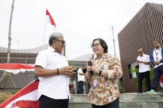 Direktur Telekomunikasi Kominfo Aju Widya Sari (kanan) didampingi Direktur Network & IT Solution Telkom Herlan Wijanarko (kiri) meninjau lokasi Telkom Smart Office Shelter di kawasan inti pusat pemerintahan pada Sabtu (17/8/2024). Foto: Telkom Indonesia