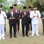 Kepala Badan Nasional Penanggulangan Bencana (BNPB) Letjen TNI Suharyanto mendampingi Menteri Koordinator Bidang Pembangunan Manusia dan Kebudayaan (Menko PMK), Muhadjir Effendy, saat mendoakan para pahlawan pejuang bangsa di Taman Makam Pahlawan Kabupaten Maluku Tenggara, Maluku, Sabtu (17/8/2024) siang. Foto: Ist