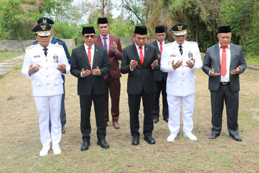 Kepala Badan Nasional Penanggulangan Bencana (BNPB) Letjen TNI Suharyanto mendampingi Menteri Koordinator Bidang Pembangunan Manusia dan Kebudayaan (Menko PMK), Muhadjir Effendy, saat mendoakan para pahlawan pejuang bangsa di Taman Makam Pahlawan Kabupaten Maluku Tenggara, Maluku, Sabtu (17/8/2024) siang. Foto: Ist